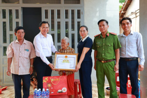 CHỦ TỊCH UBND XÃ PHÚ RIỀNG NGUYỄN DANH TÙNG THĂM, CHÚC THỌ NGƯỜI CAO TUỔI