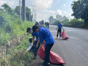 Xã Phú Riềng hưởng ứng phong trào thi đua “Toàn dân chung tay bảo vệ môi trường, vì một Việt Nam xanh - sạch - đẹp”