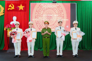 Công an xã Phú Riềng tổ chức lễ công bố quyết định thăng cấp bậc hàm, nâng bậc lương đối với 7 cán bộ, chiến sĩ