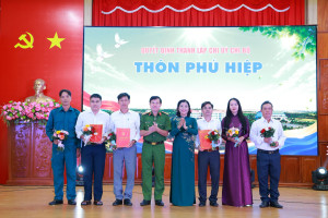 PHÚ RIỀNG CÔNG BỐ NGHỊ QUYẾT VÀ CÁC QUYẾT ĐỊNH VỀ TỔ CHỨC BỘ MÁY VÀ NHÂN SỰ CÁC THÔN TRÊN ĐỊA BÀN XÃ