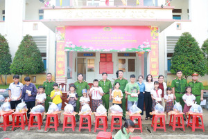 Trao 10 xe đạp và 50 phần quà cho học sinh, hộ khó khăn tại xã Phú Riềng