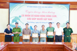 XÃ PHÚ RIỀNG KHEN THƯỞNG ĐỘT XUẤT 5 CÁ NHÂN CÓ HÀNH ĐỘNG DŨNG CẢM CỨU GIÚP NGƯỜI GẶP NẠN DO MƯA LŨ