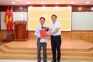 UBND xã Phú Riềng công bố các quyết định về công tác cán bộ
