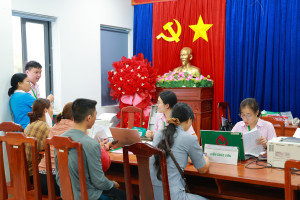 35 khách hàng của xã Phú Riềng được vay hơn 1,8 tỷ đồng từ Ngân hàng Chính sách xã hội