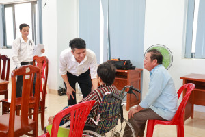 UBND xã Phú Riềng xét duyệt hồ sơ hưởng trợ cấp xã hội cho người khuyết tật