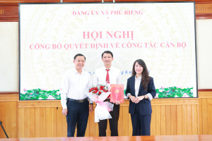 XÃ PHÚ RIỀNG CÔNG BỐ CÁC QUYẾT ĐỊNH VỀ CÔNG TÁC CÁN BỘ