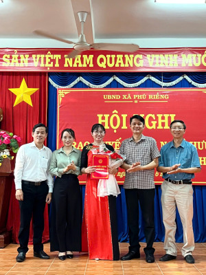 Trao quyết định nghỉ hưu trước tuổi cho cô Nguyễn Thị Hạnh, Phó Hiệu trưởng Trường TH Phú Riềng A