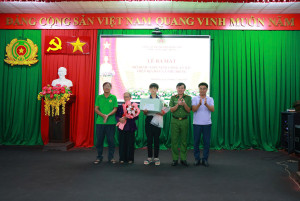 “CON NUÔI CÔNG AN XÃ” – HÀNH TRÌNH GIEO YÊU THƯƠNG, NÂNG BƯỚC HỌC SINH KHÓ KHĂN CỦA CÔNG AN XÃ PHÚ RIỀNG
