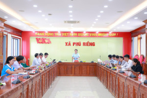 Bí thư Đảng ủy xã Nguyễn Thị Xuân Hòa làm việc với lãnh đạo các hội quần chúng do Đảng, Nhà nước giao nhiệm vụ ở xã sau Đại hội