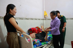 BÍ THƯ ĐẢNG ỦY XÃ PHÚ RIỀNG NGUYỄN THỊ XUÂN HÒA THĂM, TẶNG QUÀ CÁC THƯƠNG BINH, NGƯỜI CÓ CÔNG NHÂN DỊP 27/7