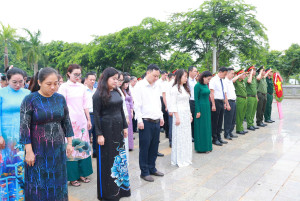 PHÚ RIỀNG DÂNG HƯƠNG TƯỞNG NIỆM CÁC ANH HÙNG LIỆT SĨ – KHẮC...
