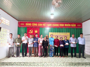 Xã Phú Riềng trao 245 phần quà tri ân người có công nhân kỷ...