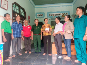 19 hộ gia đình khó khăn ở thôn Phú Vinh được thăm hỏi, động viên dịp 27/7