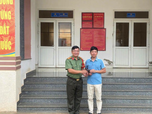 Công an xã Phú Riềng trao trả tài sản đánh rơi cho người dân