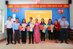 Trường THPT Nguyễn Khuyến A kết nạp 4 đảng viên mới