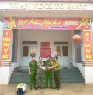 Công an xã Phú Riềng phối hợp bàn giao cá thể tê tê quý hiếm về môi trường tự nhiên