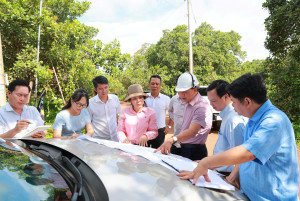 KHẢO SÁT CÁC CÔNG TRÌNH TRỌNG ĐIỂM, ĐỊNH HƯỚNG ĐẦU TƯ HẠ TẦNG ĐỒNG BỘ, TẠO ĐỘNG LỰC PHÁT TRIỂN XÃ PHÚ RIỀNG