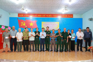 Phú Riềng tặng quà tri ân 52 người có công của thôn Phú Hưng nhân kỷ niệm 79 năm Ngày Thương binh - Liệt sĩ
