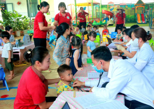 Xã Phú Riềng tổ chức khám sức khỏe định kỳ cho trẻ dưới 6 tuổi