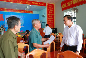 Ngày nghỉ không nghỉ: Cán bộ về thôn gỡ vướng thủ tục đất đai cho dân
