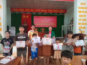 Thôn Phú Vinh khen thưởng 462 học sinh có thành tích xuất sắc, giỏi và tiêu biểu