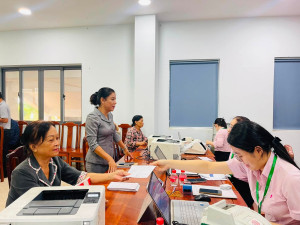 BÍ THƯ ĐẢNG ỦY XÃ PHÚ RIỀNG NGUYỄN THỊ XUÂN HÒA THĂM, ĐỘNG VIÊN HOẠT ĐỘNG GIẢI NGÂN VỐN TÍN DỤNG CHÍNH SÁCH
