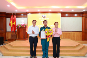CHI BỘ QUÂN SỰ XÃ PHÚ RIỀNG TỔ CHỨC LỄ KẾT NẠP ĐẢNG VIÊN MỚI