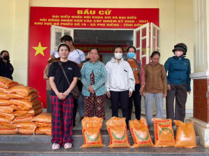 Thôn Phú Hiệp tiếp nhận 500kg gạo hỗ trợ các hộ khó khăn