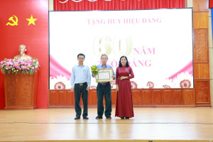 104 ĐẢNG VIÊN CỦA XÃ PHÚ RIỀNG  VINH DỰ ĐƯỢC NHẬN HUY HIỆU ĐẢNG ĐỢT 2/9