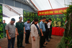 Bí thư Đảng ủy xã Nguyễn Thị Xuân Hòa thăm, động viên đội...