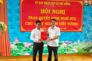 PHÚ RIỀNG TRAO QUYẾT ĐỊNH NGHỈ HƯU TRƯỚC TUỔI CHO THẦY NGUYỄN VIẾT VƯƠNG