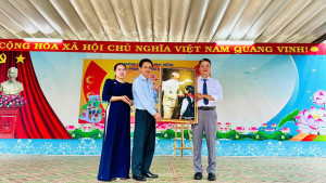 Ngày khai trường tưng bừng, rộn ràng trên quê hương Phú Riềng
