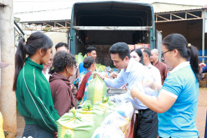 Trao 110 phần quà cho hộ đồng bào S’tiêng và học sinh nghèo, khó khăn ở Phú Bình