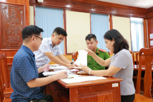 BÍ THƯ ĐẢNG ỦY XÃ PHÚ RIỀNG NGUYỄN THỊ XUÂN HÒA KIỂM TRA TIẾN ĐỘ SỐ HÓA HỒ SƠ, TẠO LẬP DỮ LIỆU ĐIỆN TỬ ĐẢNG VIÊN