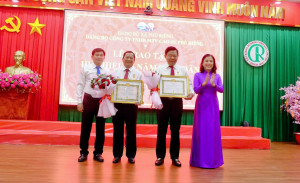 Trao Huy hiệu 35 năm tuổi Đảng cho hai đảng viên thuộc Đảng bộ Công ty TNHH MTV Cao su Phú Riềng