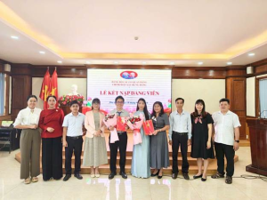 CHI BỘ BAN XÂY DỰNG ĐẢNG TỔ CHỨC LỄ KẾT NẠP ĐẢNG VIÊN
