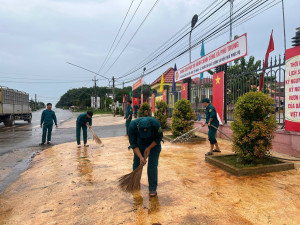 BAN CHỈ HUY QUÂN SỰ XÃ PHÚ TRUNG RA QUÂN DỌN DẸP VỆ SINH CHÀO MỪNG “NGÀY TOÀN DÂN BẢO VỆ AN NINH TỔ QUỐC”