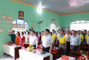 BÍ THƯ ĐẢNG ỦY PHẠM KIM TRỌNG VÀ BPT. CHỦ TỊCH UBND XÃ LÊ VĂN CHUNG VUI NGÀY HỘI ĐẠI ĐOÀN KẾT CÙNG NHÂN DÂN THÔN ĐỒNG THÁP XÃ PHÚ TRUNG