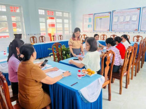ĐẢNG VIÊN CHI BỘ TRƯỜNG MẪU GIÁO PHÚ TRUNG HOÀN THÀNH CÀI ĐẶT ỨNG DỤNG “SỔ TAY ĐẢNG VIÊN ĐIỆN TỬ”
