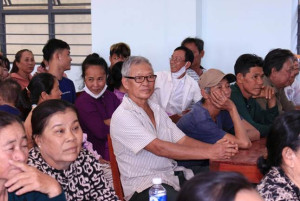 PHÚ TRUNG ẤM ÁP NGHĨA TÌNH: TRAO TẶNG 100 PHẦN QUÀ TẾT ĐẾN HỘ DÂN KHÓ KHĂN THÔN PHÚ TIẾN, QUÊ HƯƠNG BẾN TRE