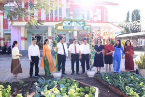 ĐOÀN LÃNH ĐẠO XÃ PHÚ TRUNG THĂM, CHÚC TẾT CÁC CHI BỘ TRỰC THUỘC ĐẢNG ỦY NHÂN DỊP TẾT NGUYÊN ĐÁN XUÂN BÍNH NGỌ 2026