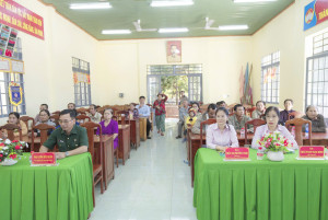 Phòng Giao dịch Ngân hàng Chính sách xã hội Phú Riềng trao tặng quà Tết cho hộ khó khăn xã Phú Trung