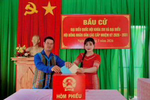 NHỮNG LÁ PHIẾU ĐẦU TIÊN CỦA ĐỒNG BÀO DÂN TỘC THIỂU SỐ XÃ PHÚ TRUNG