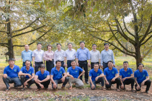 Đoàn công tác xã Phú Trung thăm Tổ hợp tác Sầu riêng Nông Văn Cảnh