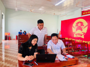 PHÓ CHỦ TỊCH UBND XÃ NGUYỄN QUÝ HÀ VÀ PHẠM THỊ PHÔNG KIỂM TRA CÔNG TÁC CHUẨN BỊ CHO BẦU CỬ TẠI CÁC THÔN