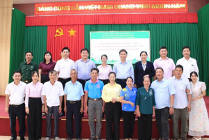 XÃ PHÚ TRUNG: CÔNG BỐ QUYẾT ĐỊNH THÀNH LẬP BAN ĐẠI DIỆN NHCSXH XÃ, TỔ CHỨC PHIÊN HỌP LẦN THỨ NHẤT VÀ TRAO KHEN THƯỞNG NĂM 2025