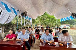 Kịp thời giải quyết nguyện vọng chính đáng, cấp thiết của tiểu thương, người dân khi giải tỏa buôn bán tại khu vực long, lề đường và di dời đến khu vực chơ tạm.