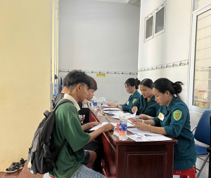  TRẠM Y TẾ XÃ PHÚ TRUNG KHÁM SỨC KHỎE ĐĂNG KÝ NGHĨA VỤ QUÂN SỰ TUỔI 17