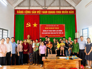 NGƯỜI DÂN THÔN BÌNH TRUNG ĐƯỢC ĐĂNG KÝ KHAI SINH NGAY TẠI NHÀ VĂN HÓA THÔN