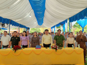 Đoàn lãnh đạo xã Phú Trung tổ chức đến thăm, chúc mừng Chùa Thanh Hùng